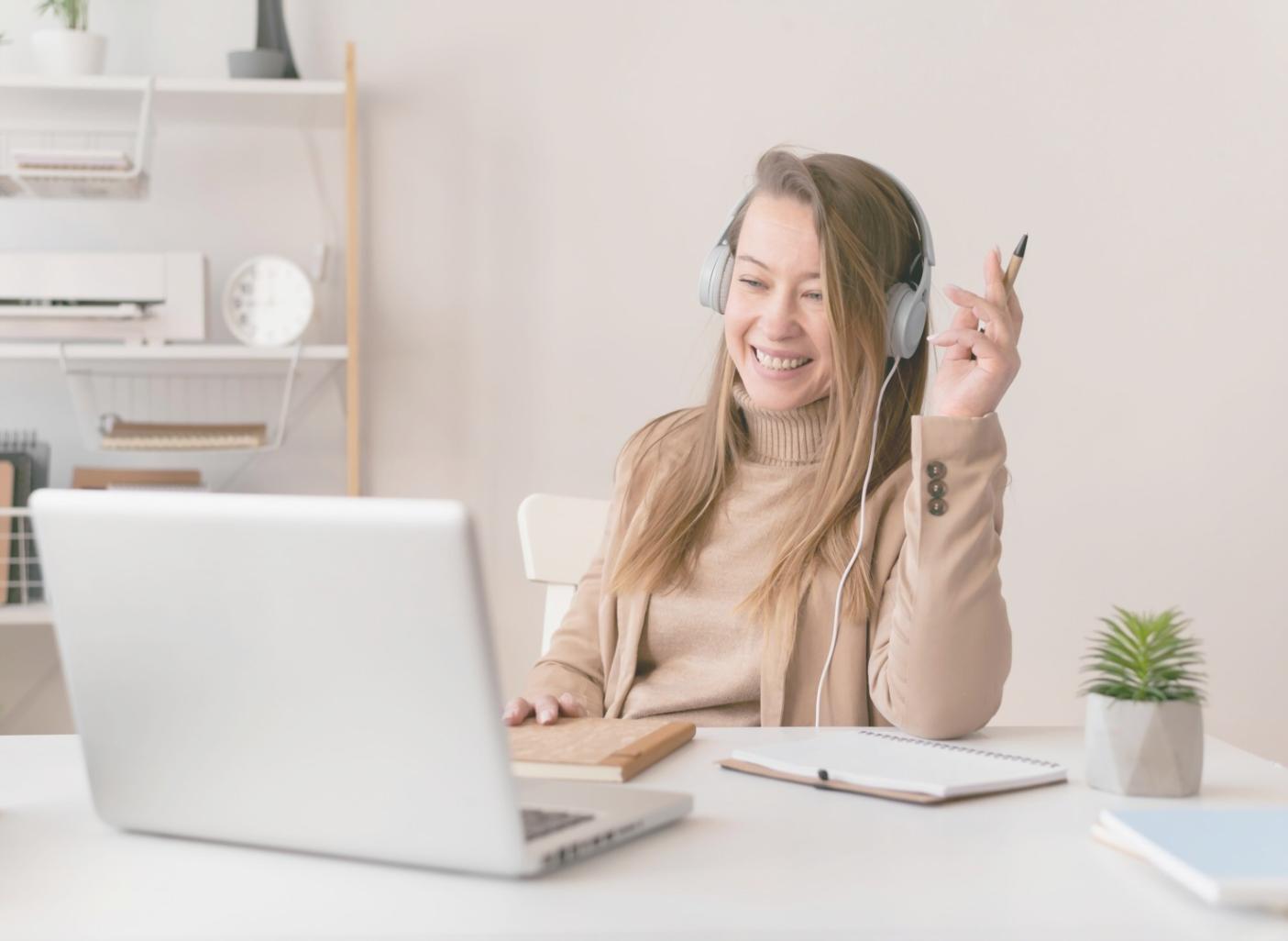 Vue d'ensemble d'un espace de travail organisé avec documents budgétaires